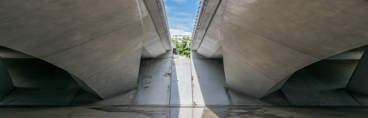 Over the past three decades, the cement industry has reduced CO2 emissions by 40% through clinkerization improvements. In 2021, Mexican cement companies aligned with a roadmap towards a low-carbon economy. Nanotechnologies like graphene oxide (GO) offer significant enhancements, increasing concrete durability, reducing cement use, and improving strength. These innovations benefit both energy efficiency and corrosion control, as well as material workability.